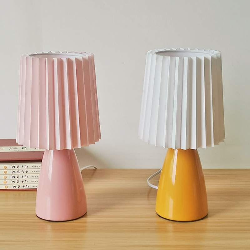 Lampe de chevet plissée au charme rétro – Image 6