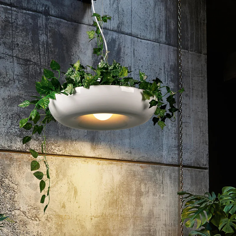 Suspension design moderne élégante avec plante verte – Image 4