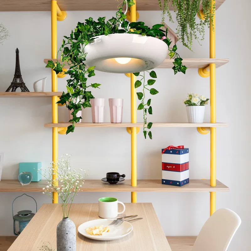Suspension design moderne élégante avec plante verte – Image 5